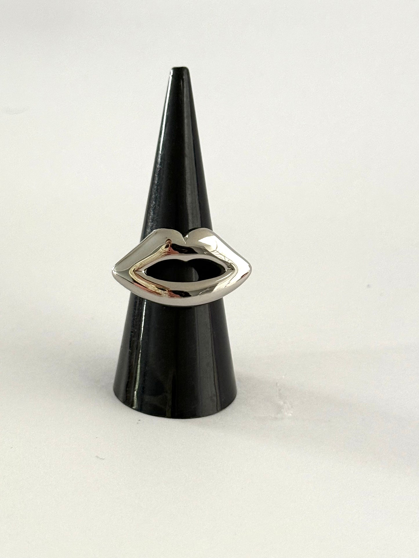 SILVER LIPS RING
