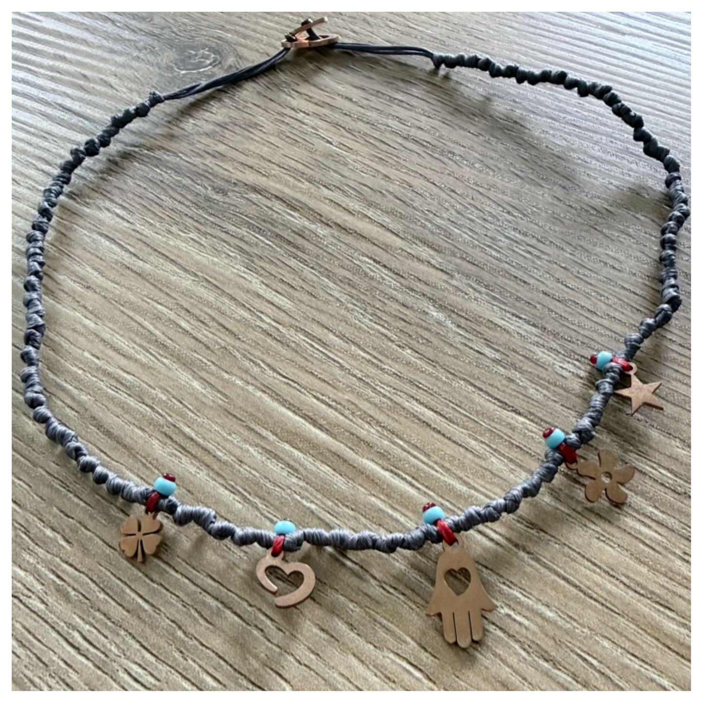 KNOTTED CHARM CHOKER GREY