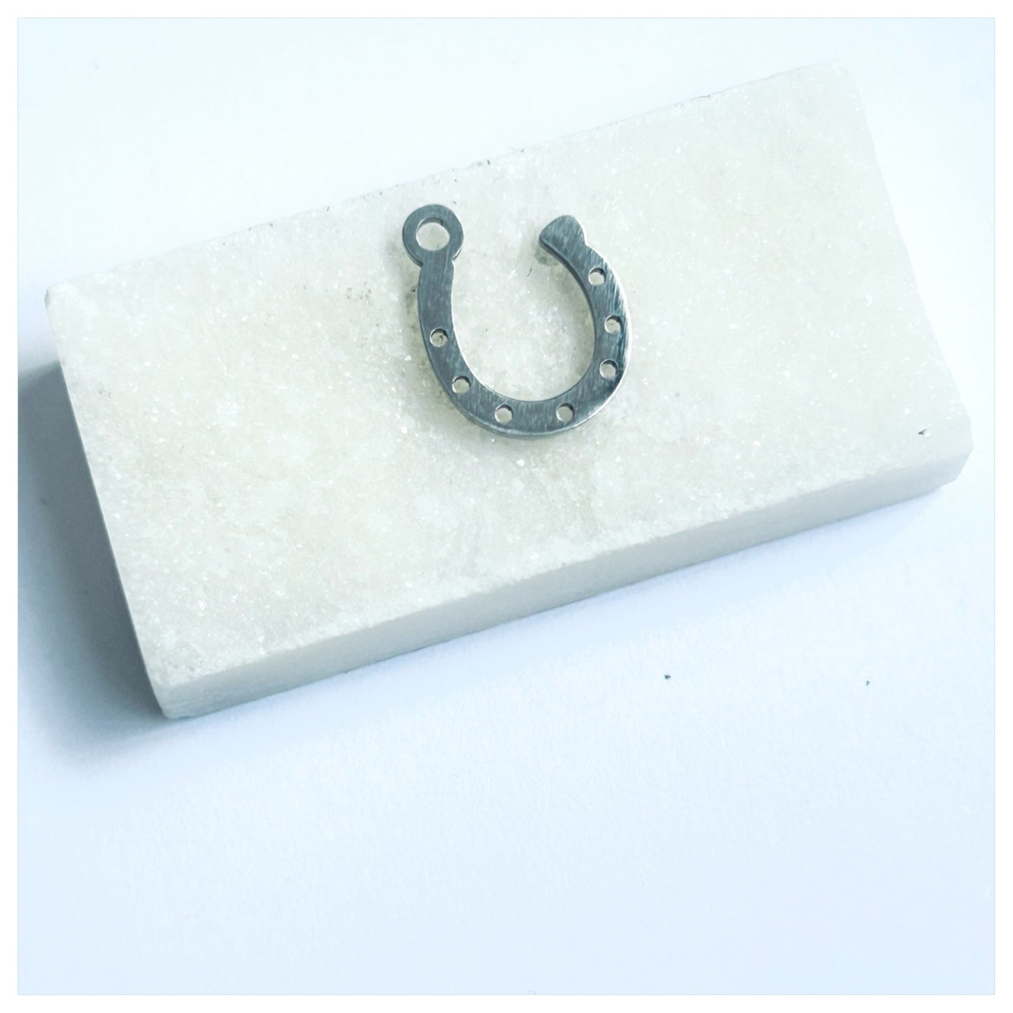 SILVER HORSE SHOE CHARM