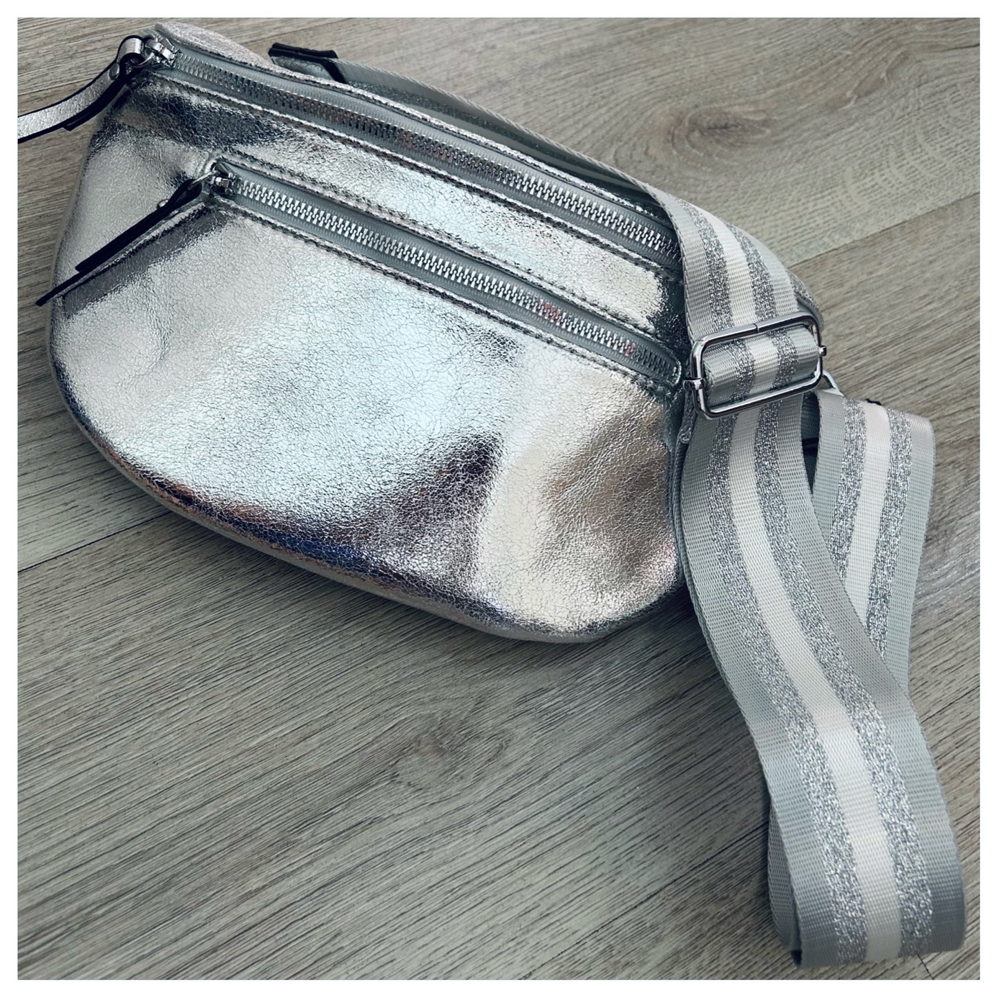 SILVER METALLIC CROSSBODY BAG