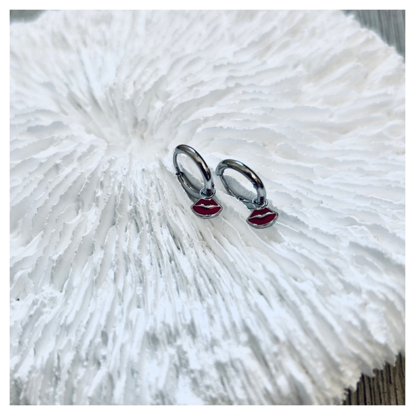 DAINTY LIP CHARM EARRING