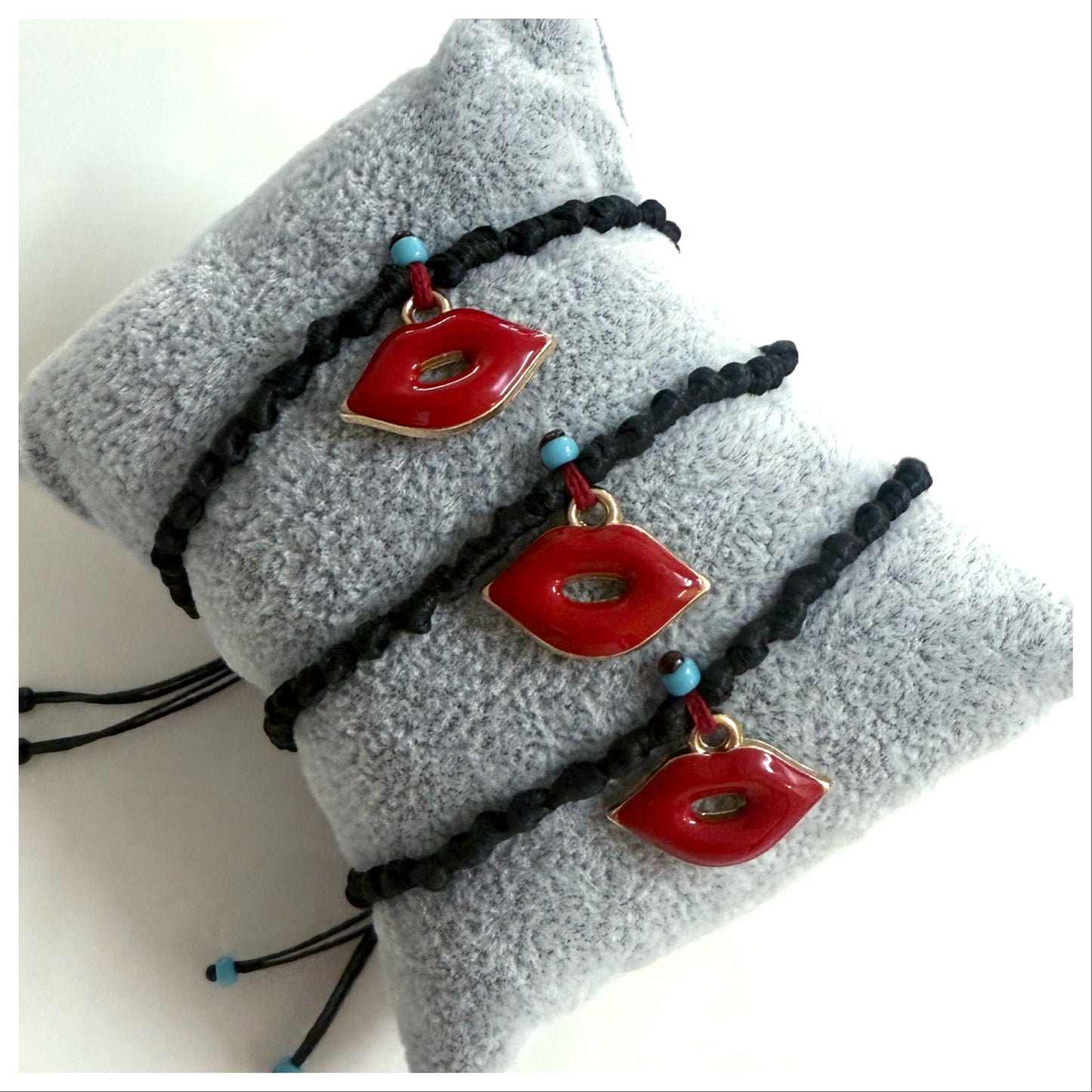 KNOTTED "LIPS" BRACELET