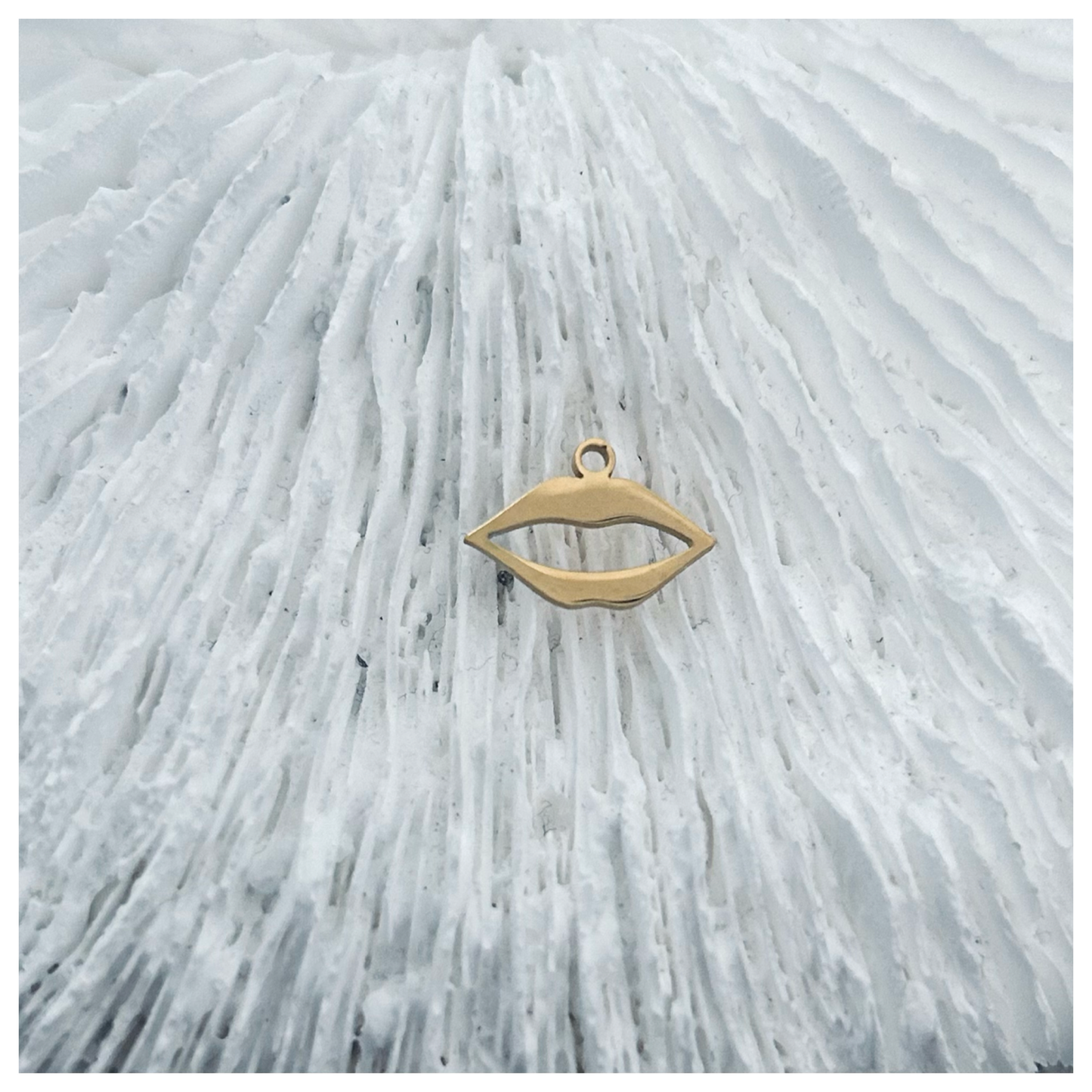 GOLD LIP CHARM