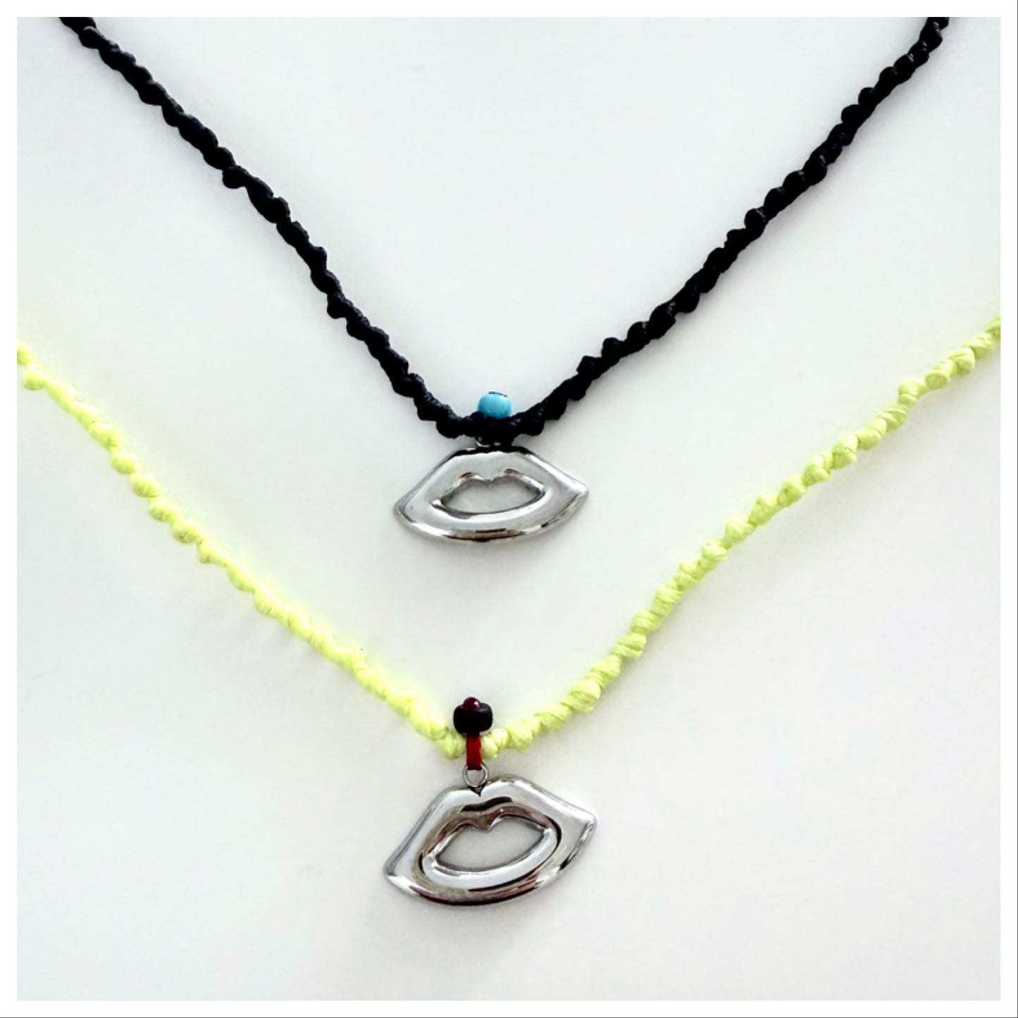 CHOKER WITH LIPS CHARM