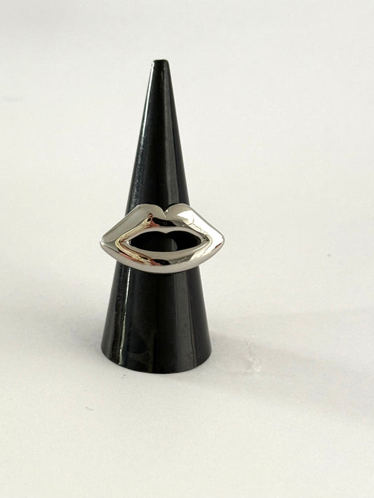 SILVER LIPS RING