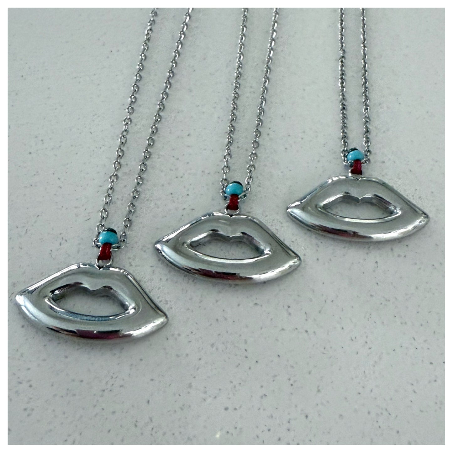 SILVER LIPS NECKLACE